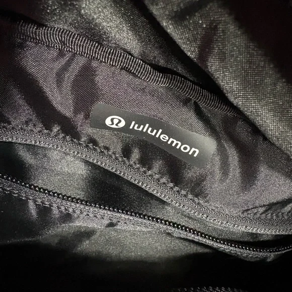 Lululemon City Adventurer Bag 2.5L - Picture 4 of 7